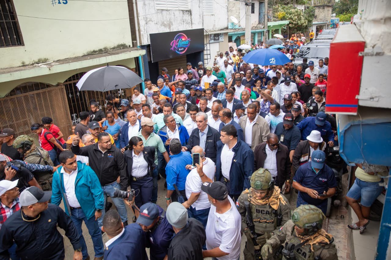 Abinader visita Nuevo Amanecer Los Alcarrizos supervisando asistencia